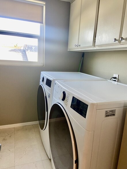 Laundry room - 802 Magnolia Ave