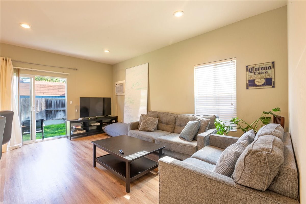 Building Photo - 1084 Portola Ave