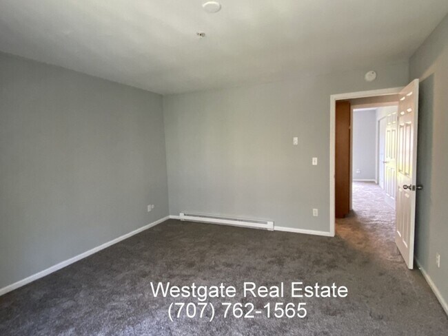 Building Photo - 1016 Eleanor Ave