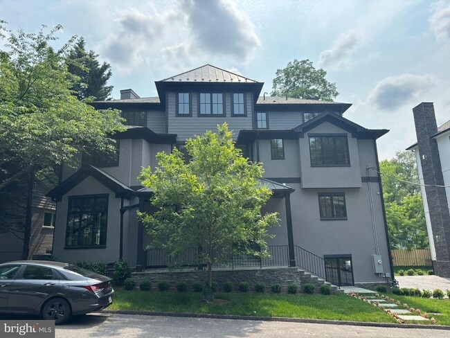 Building Photo - 5017 Eskridge Terrace NW