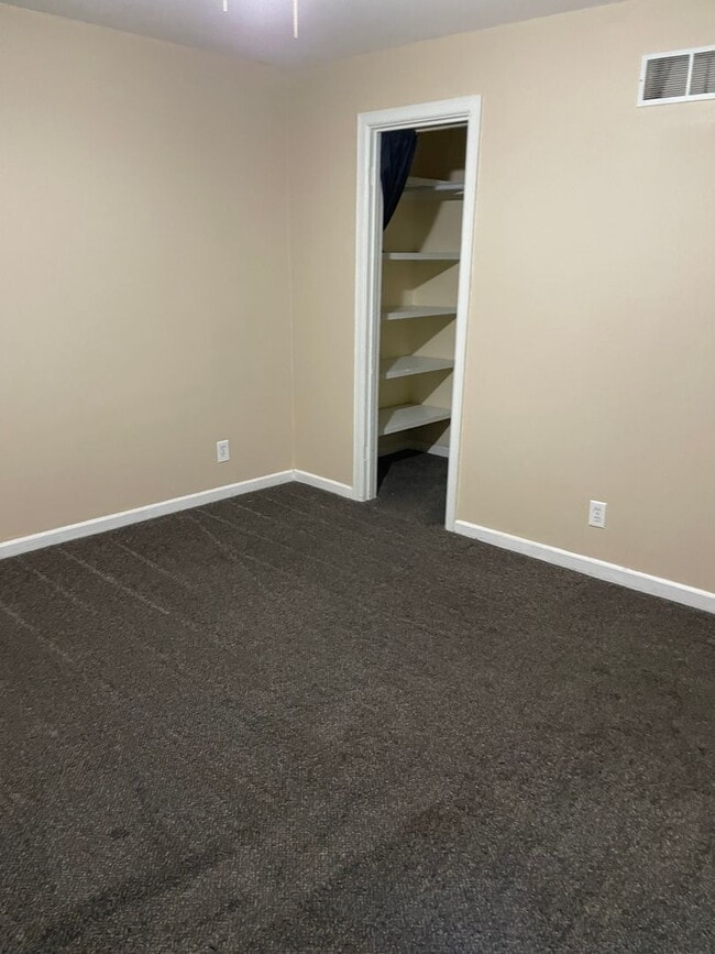 Building Photo - 4 Bedroom, 2 Bathroom House with Detached ...