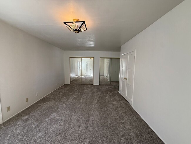 Building Photo - Centrally Located Single Story Ranch Style...
