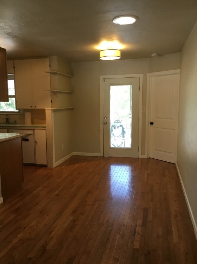 Building Photo - 4 bedroom home close to UNR