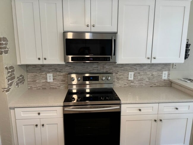 Building Photo - Stunning 4 Bedroom Home Available Now! ***...