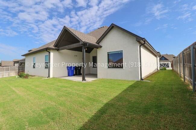 Building Photo - COMING SOON! Marvelous and Modern 3 Bed/ 3.5 Bath Home in South Broken Arrow!