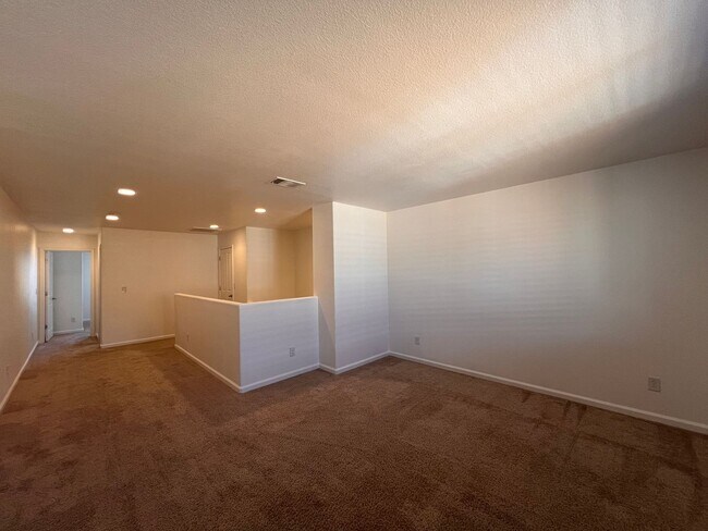 Building Photo - Luxurious 4 bedroom 3 bath family home in ...