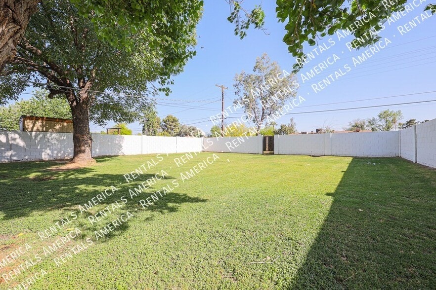 Building Photo - 2911 E Flower St