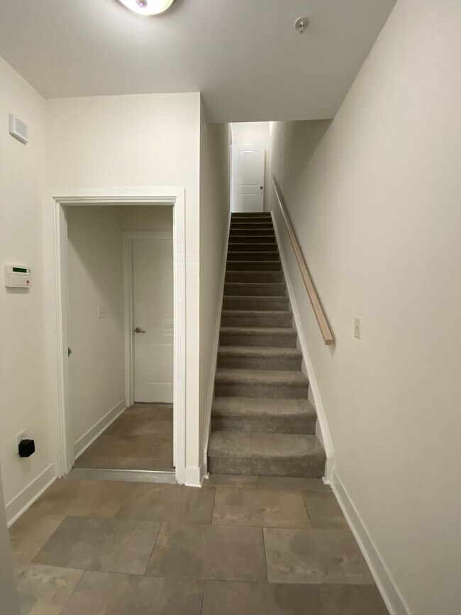 Building Photo - Room in 3 Bedroom Townhome at Seigle Point Dr