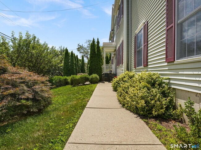 Building Photo - 56 Barholm Ave