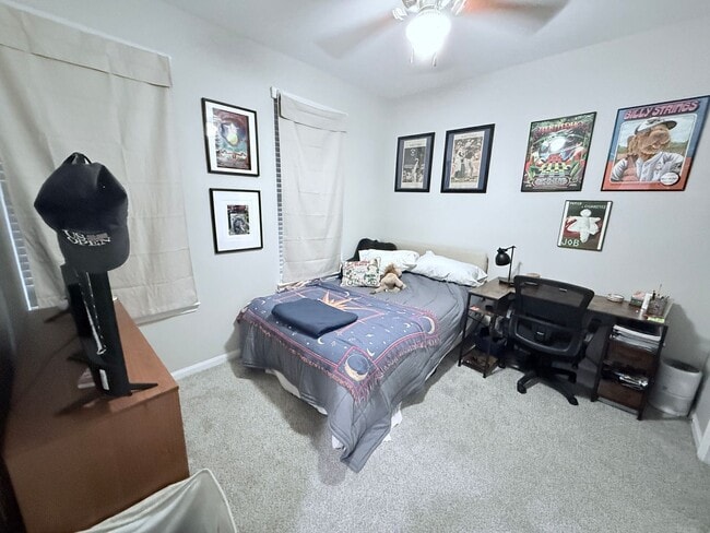 Building Photo - 4BD/4BA FURNISHED ROWANDALE UNIT