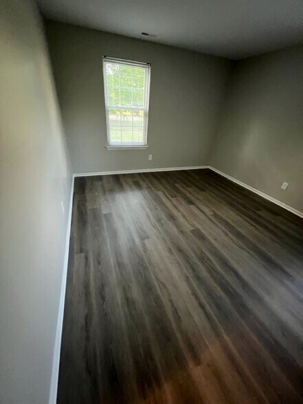 Building Photo - 568 Thrush Ct