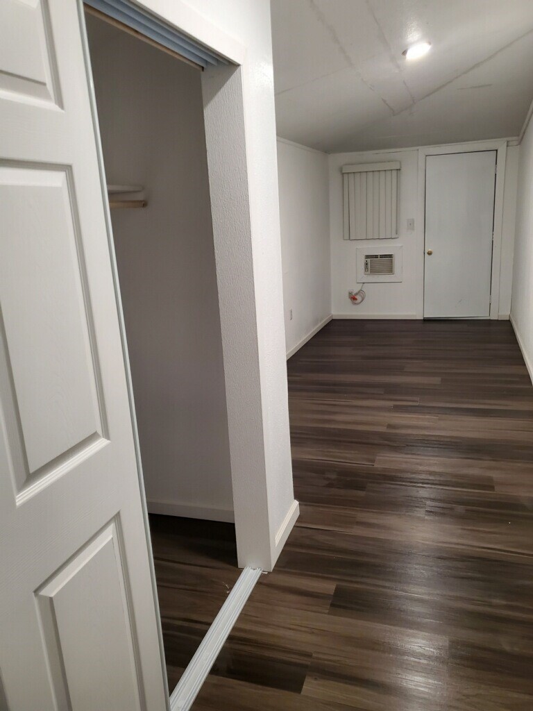 Bedroom/seperate entry - 409 Alturas Ave