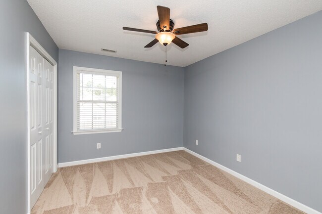 Building Photo - 4 Bedroom 2 Bath