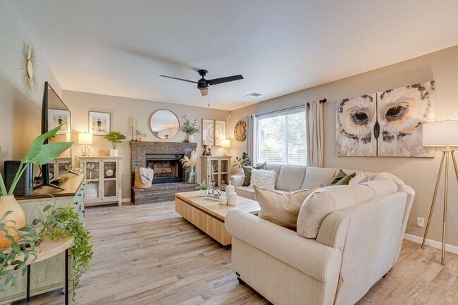Building Photo - Spacious 4-Bedroom Home in Sought-After Lu...