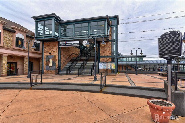 Building Photo - 5 Hilltop Ave