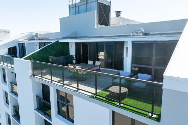 Building Photo - 3115 S Ocean Blvd