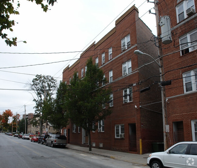 Building Photo - 131 Poningo St