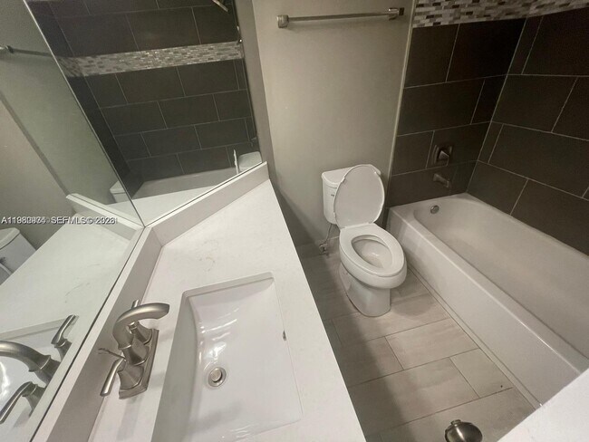 Building Photo - 2811 N Oakland Forest Dr