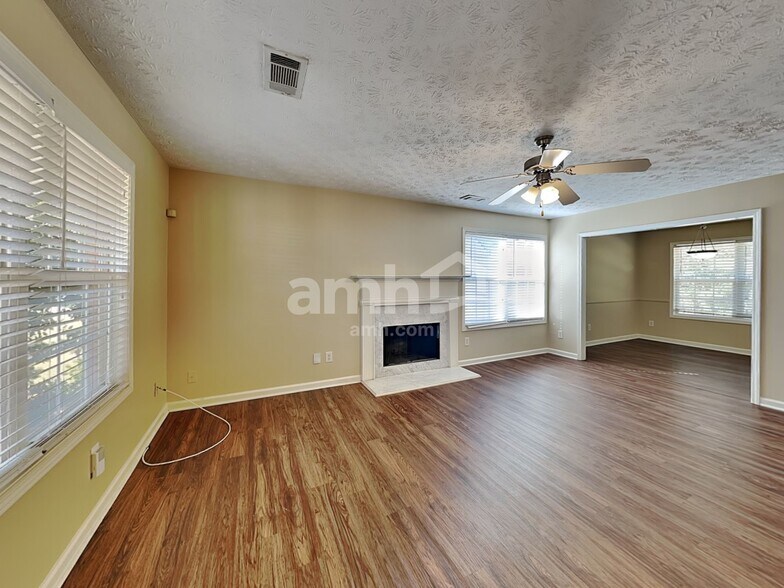 Building Photo - 125 Sanders Walk