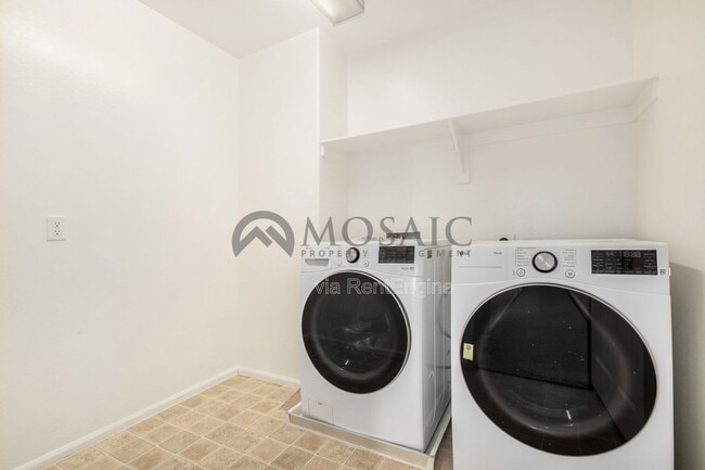 Building Photo - 904 E Euclid Ave