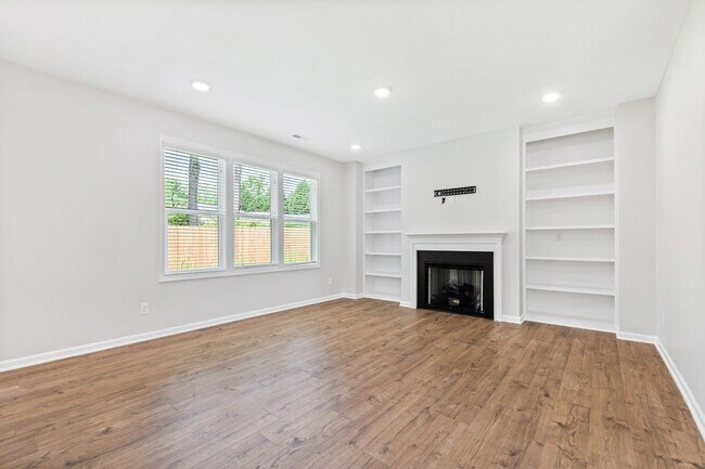 Building Photo - Nearly New 3 Bedroom home minutes to downt...