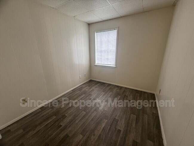 Building Photo - 813 N University St