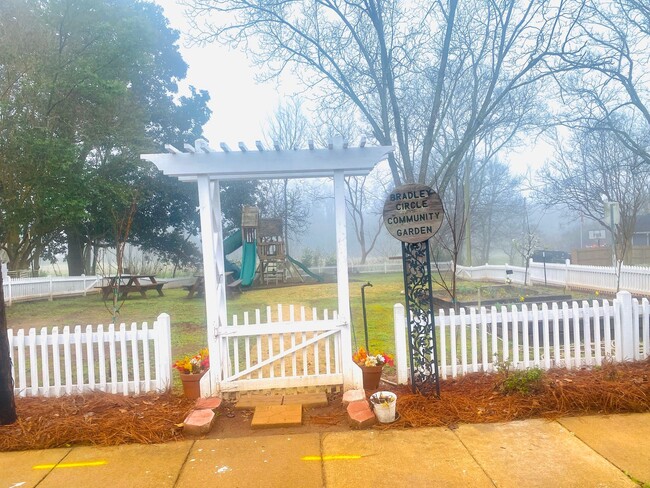 Building Photo - Charming home with modern updates!