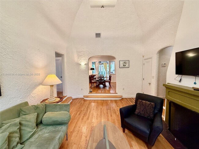 Building Photo - 544 San Lorenzo Ave