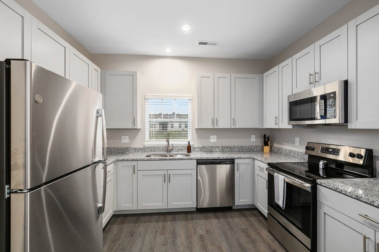Building Photo - 5859 Zinfandel Ave