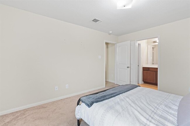 Building Photo - 360 Farmer Ln