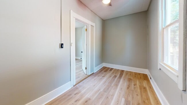 Building Photo - 3 Bed Single Family with Huge Kitchen and ...