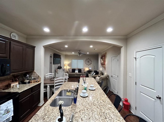 Building Photo - Spacious 2 Bed/2.5 Bath Condo in Gateway Villas!