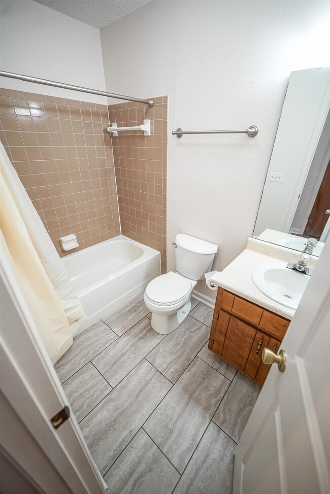 Building Photo - 910 Alliegood Ct