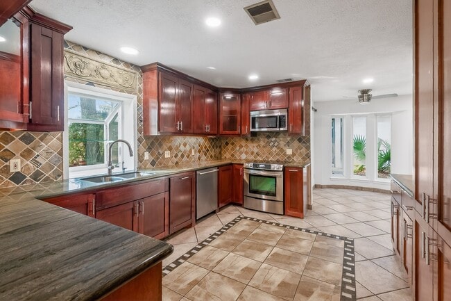 Building Photo - 127 Sagewood Dr