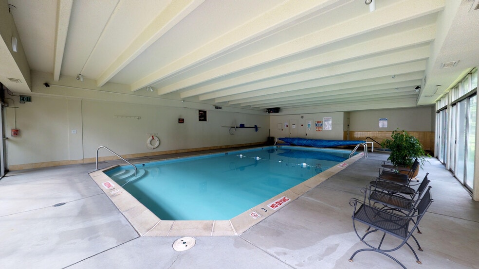 Pool & hot tub - 675 S University Blvd