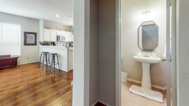 Building Photo - 1321 Paige St