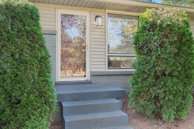 Building Photo - 584 Joyce Ln