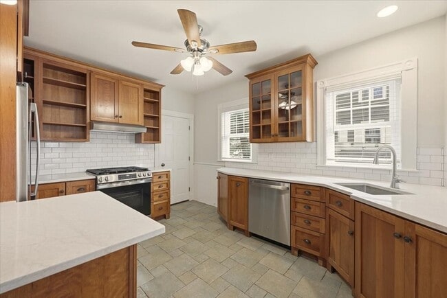 Building Photo - 22 Lewis St