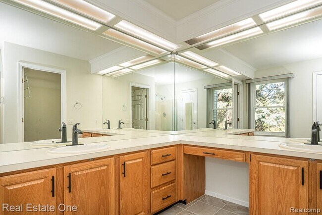 Building Photo - 619 Whitney Dr