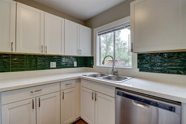 Building Photo - Price reduced. College students welcome in this 4 bedroom home!