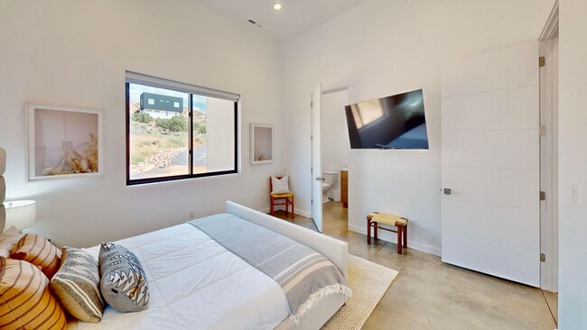 Building Photo - 2183 S Salida Del Sol