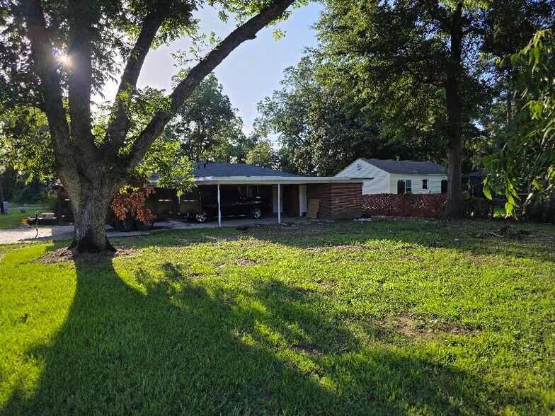 Building Photo - 400 Cole Ave