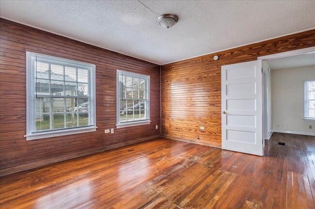 Building Photo - 1119 N LBJ Dr