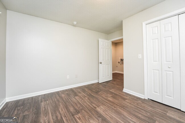 Building Photo - 400 Lexington Cir