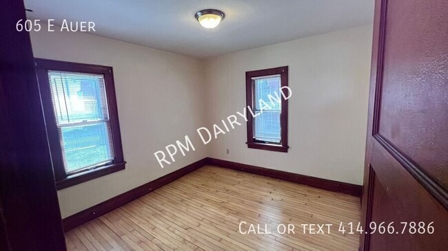 Building Photo - 605 E Auer-