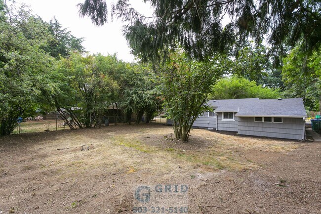 Building Photo - 2 Bedroom Home Available in Southeast Portland