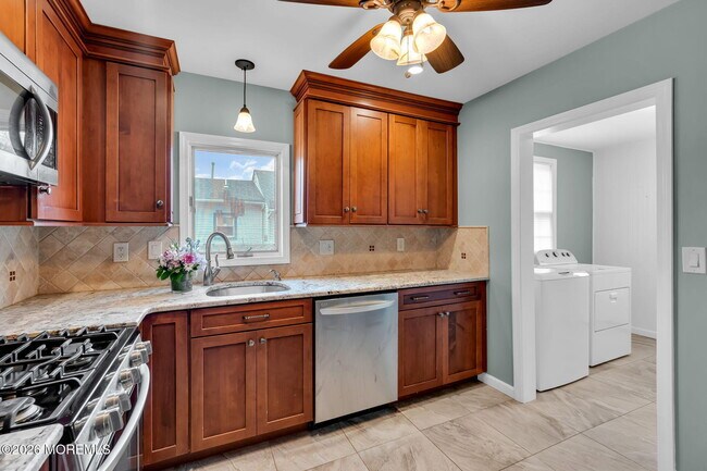 Building Photo - 1232 Pine Tree Way