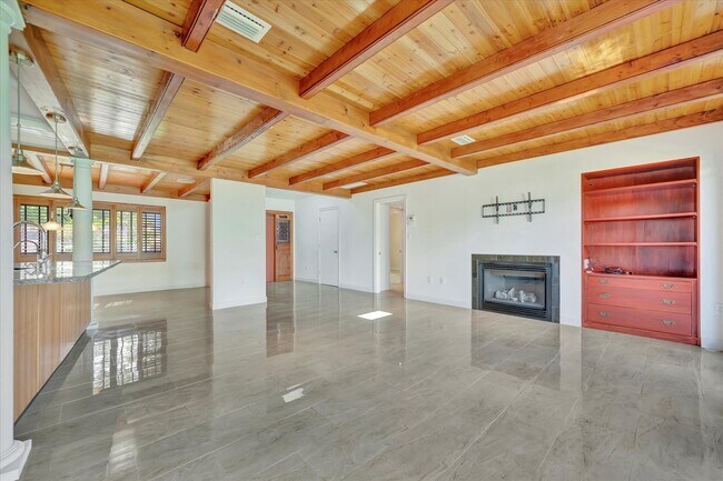 Building Photo - Beautiful West of the Trail 3-Bed/2-Bath H...