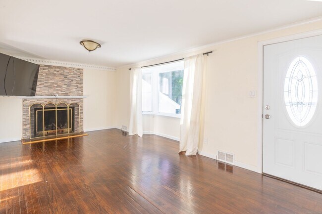 Building Photo - Spacious 4 bedroom single family home at t...