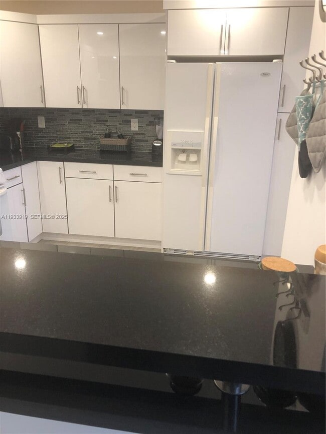 Building Photo - 2030 S Ocean Dr